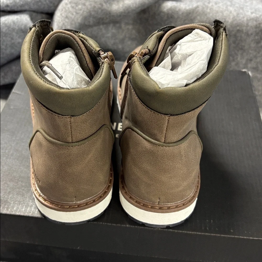 Kenneth Cole Andy  Tan and olive green Lace-Up side zip Boots size 2